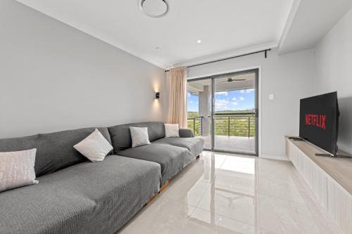 Spacious 4 Bed Home with Pool & Garden