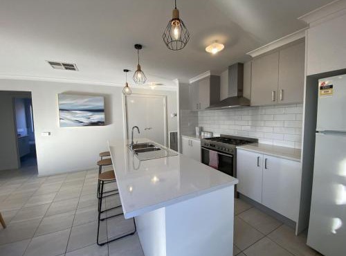 Modern 4-Bedroom Home, Near Playground, Lake Nature Trails, Minutes to Bendigo