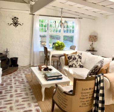 ONE WEE COTTAGE Bring your dog and enjoy a cosy romantic winter fireside stay