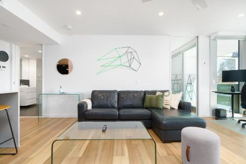 Quiet Modern Apartment in Prime Location - Hosted by Canstay