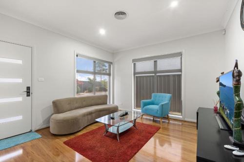 Family-Friendly 4-Bed Home with Courtyard