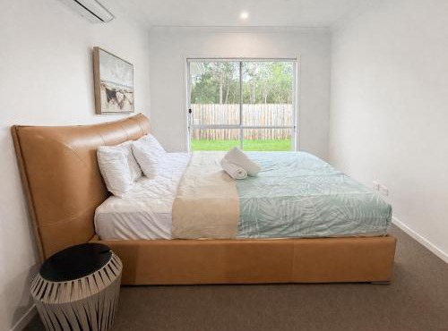Modern 4-Bedroom Family Home in Park Ridge - Parking Included