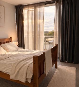 Modern 2BR 2Bath with Balcony near ANU & City Quiet Stay Free Parking