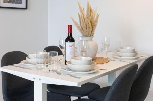 Portside Luxe Retreat 2BR FREE Parking & Pool