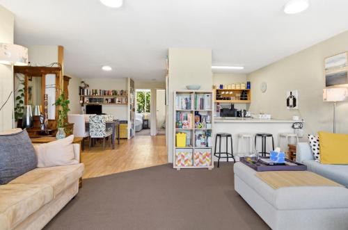 Stylish 2-Bed Apartment Near Kingston Foreshore