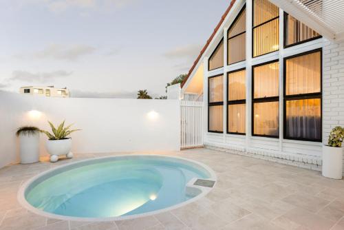 Luxe Retreat - Buddina Beachside - Heated pool