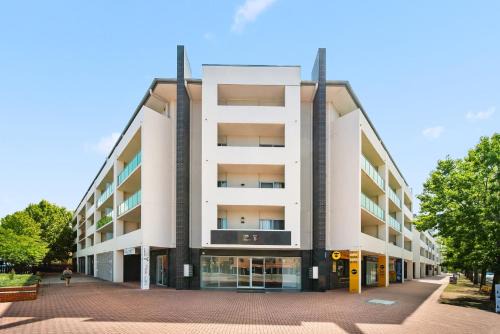 Bright 1-Bed Apartment with Balcony