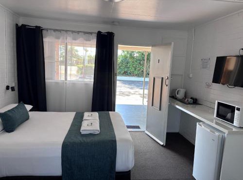 Avocado Motor Inn