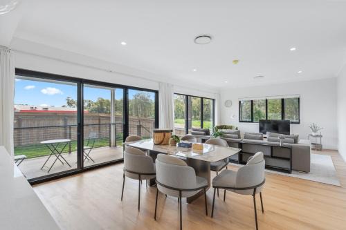 CASSA AURA PLACE - Modern 4BR Homes