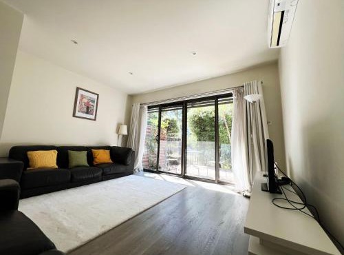 Spacious Two-Story Family Townhouse Near Kingston & Manuka