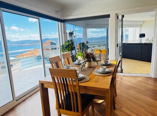 Panoramic Harbour Views Spacious 3BR in Sandy Bay with parking