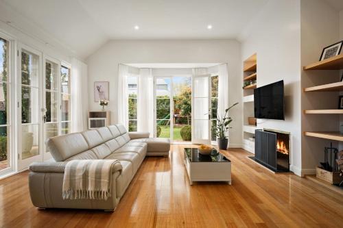 Charming Red Brick Estate in Kew 5BR & Playhouse