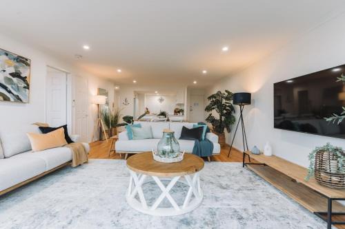 Lakeside 3-Bed Apartment with Jacuzzi