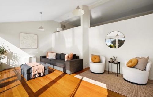 Sunbury on the hill close to airport with wifi pet friendly