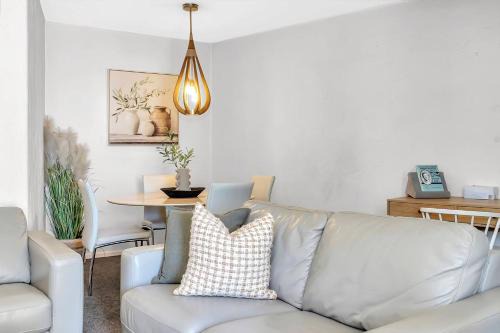 Glenelg Outlook - Beachfront Stay by Moseley Square