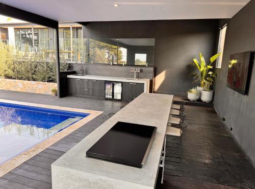 Ohana Luxury Retreat-beach access heated pool