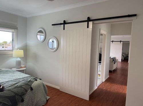 Coastal Sanctuary, Spa, EV friendly, Pet Firendly with Fireplace, wood provided Just 50m to Kilcunda Beach and 100m to the Ocean View Hotel The Sticks and Copper Door Kitchen Accessibility Friendly