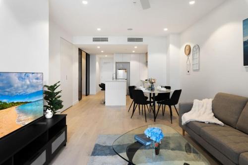 Luxurious 2BR Apt w River View