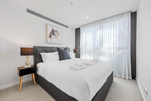 Luxe 3BR Apt with City Views, Car Park and Rooftop Pool