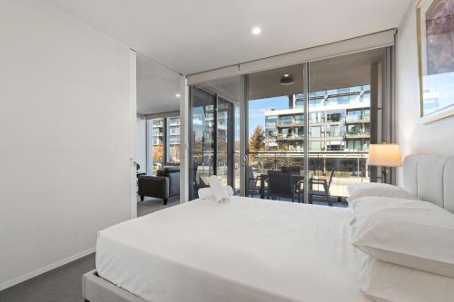 Spacious Lakefront Apartment with Pool Access