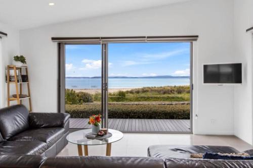 Seven Mile Beach House - Surf, Hike, Golf