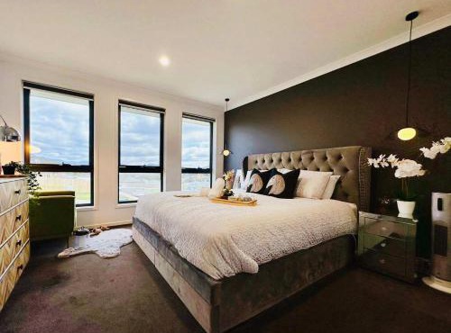 Luxe Retreat with Spa - Near airport & CBD