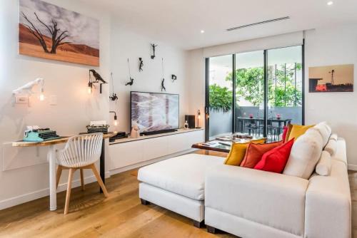 Creative East Brisbane Escape Balcony & Parking