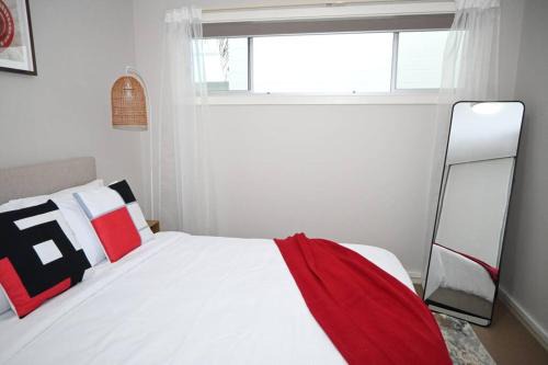 Mawson Red - Free Pool access -Onsite Parking-Netflix-5 mins to Mawson Interchange