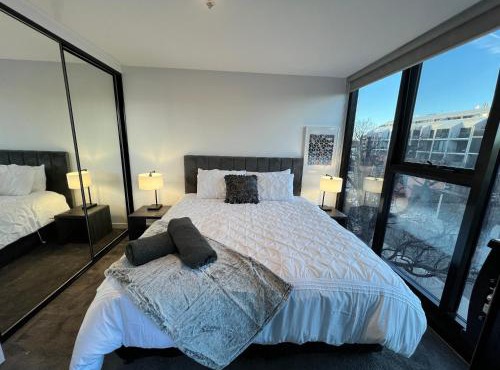 Midnight Luxe 2BR 2Bath 2Car 528 in the heart of Braddon Pool Sauna Gym Secure Parking Wifi Wine