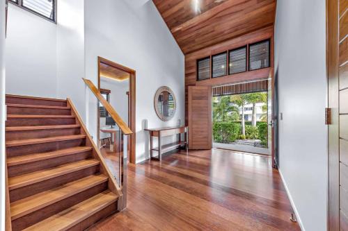 Airlie Beach Marina-Front Luxury at 10 The Cove