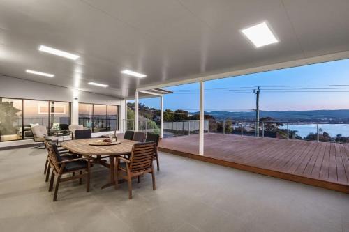 Ellerina Sea Vista Stunning views pool sauna and alfresco entertaining