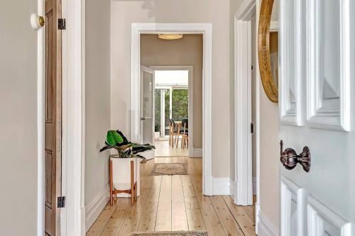 'Chimney Cottage' Family Gem where Beach meets Port
