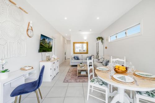 On Esplanade own flat & Pool, 2 kms to Manly cafe precinct