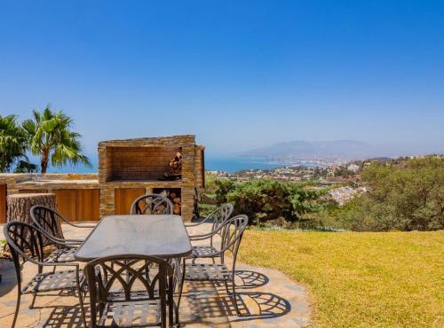 Cubo's Mountain Bayview Luxury Villa