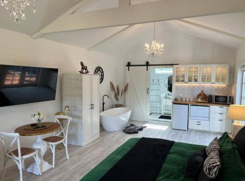 Hamptons In Rye Green Cottage 3 Mins to Hot Springs!