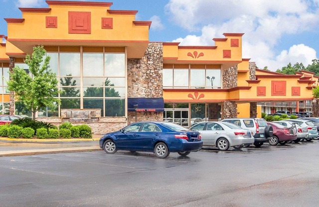Clarion Inn & Suites University Center