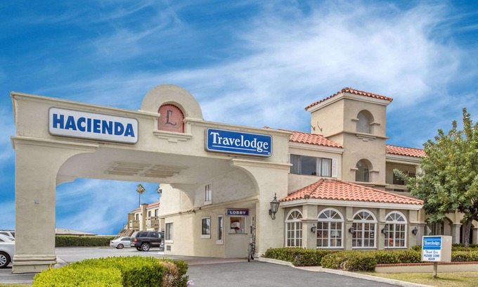 Downtown Hotel | Travelodge by Wyndham Costa Mesa Newport Beach Hacienda