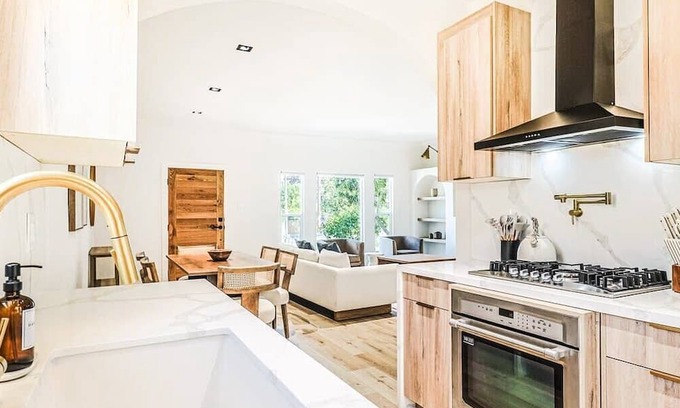 Mid City House | LA Retreat: Stylish 3BR Villa