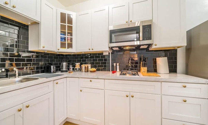 East Avenue Apartment | This apartment is a 1 bedroom(s), 1 bathrooms, located in Rochester, NY.